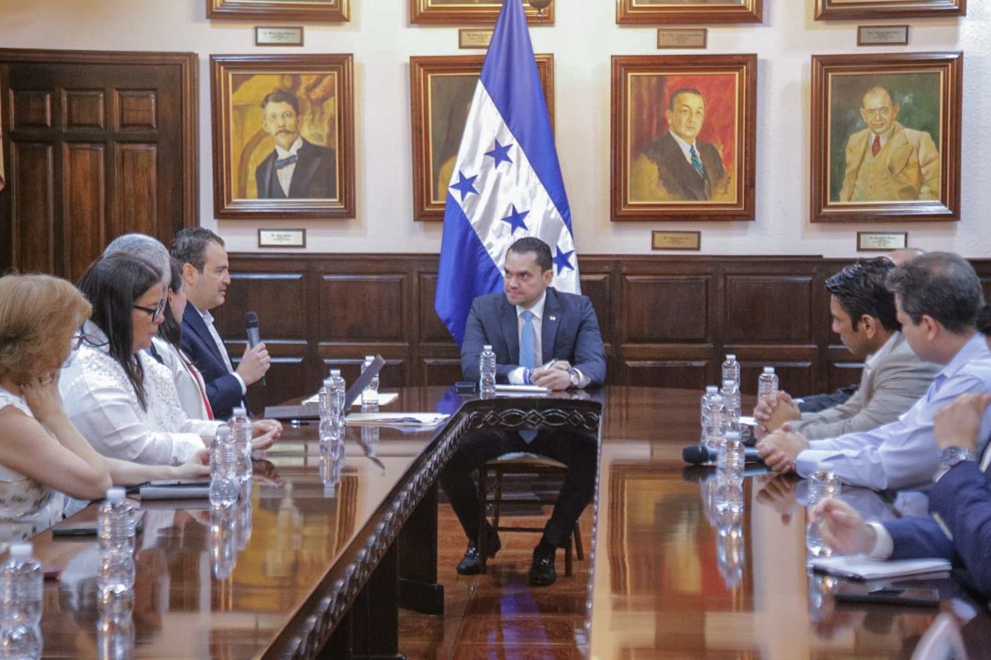 Legislativo e industria farmacéutica dialogan sobre incentivos y empleo